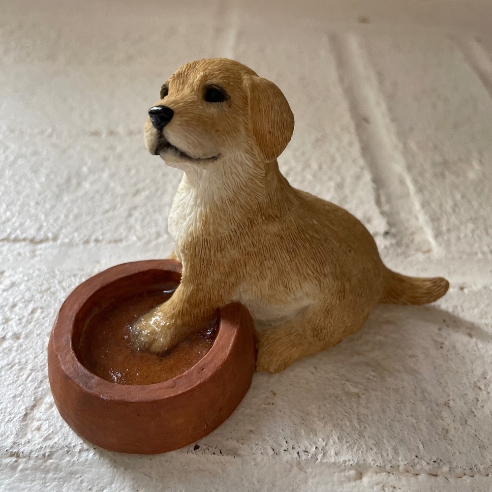 Willitts Designs Labrador 89012 Figurine - Yellow Lab puppy foot in bowl